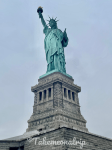 La Statua della Libertà vista da sotto.