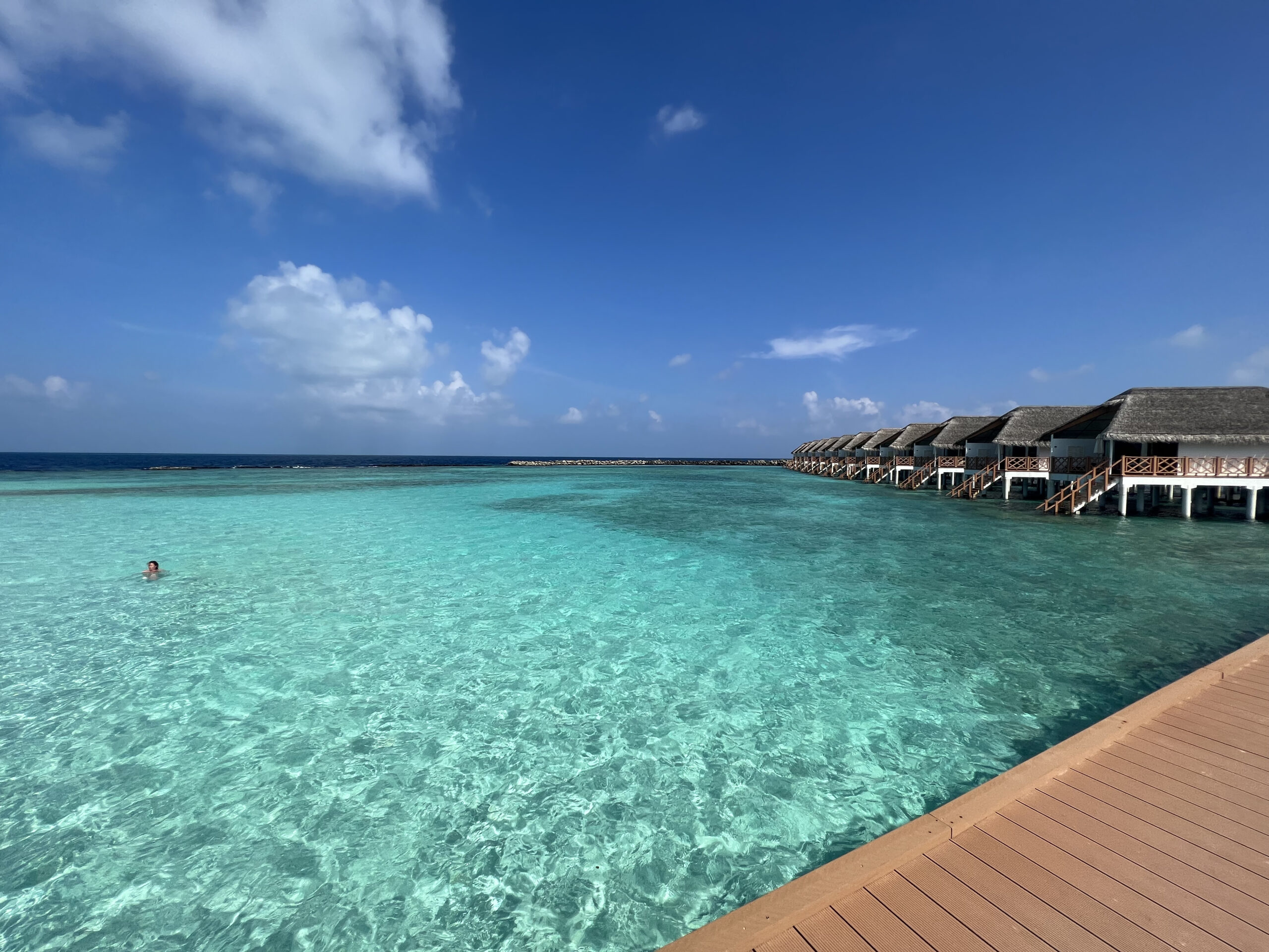 Acqua cristallina delle Maldive con vista sulla water villa e laguna, dreamland