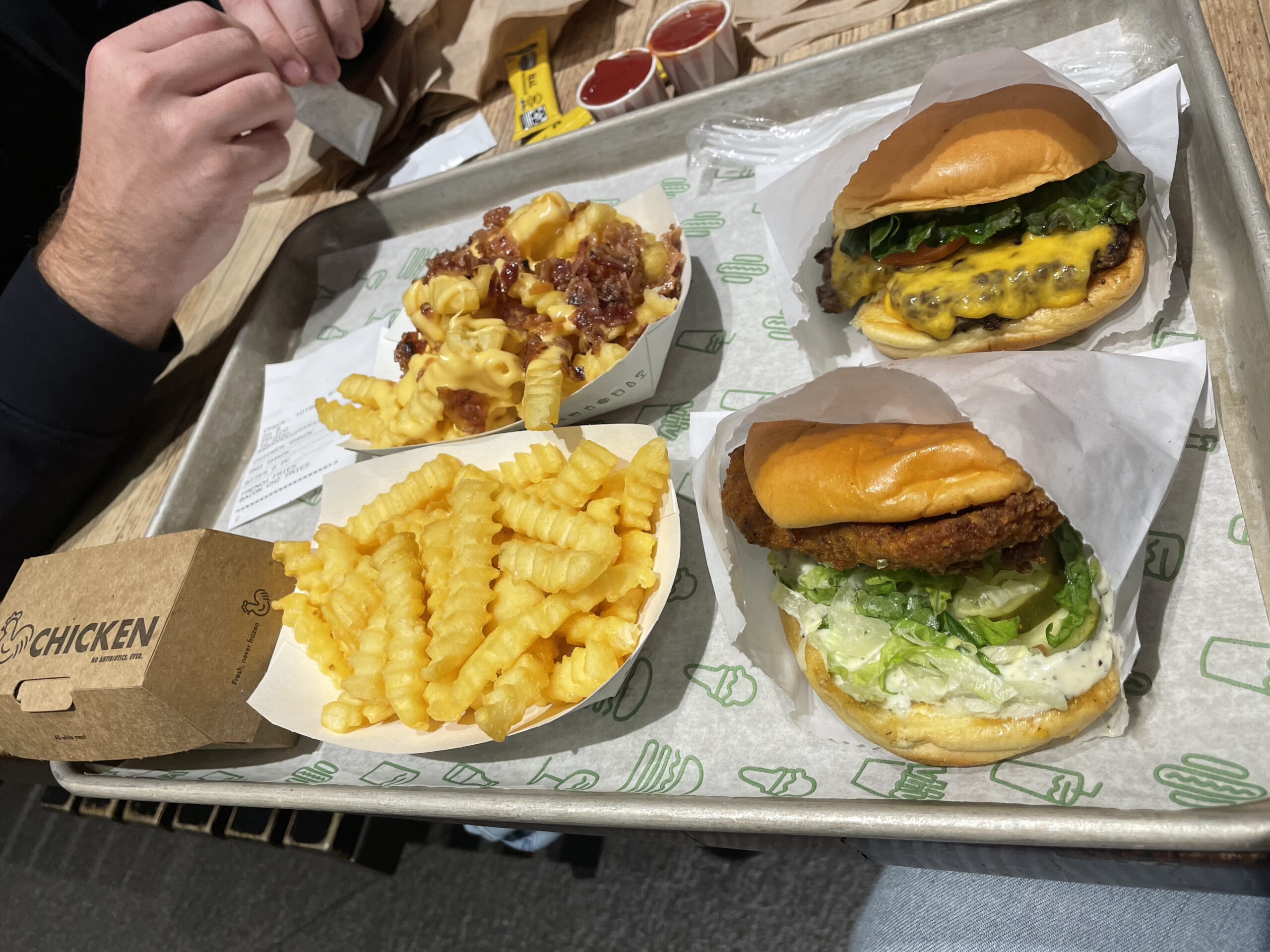 Vassoio con hamburger e patatine di Shake Shack