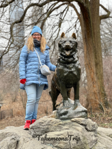 Ragazza con statua di Balto a Central Park, Manhattan