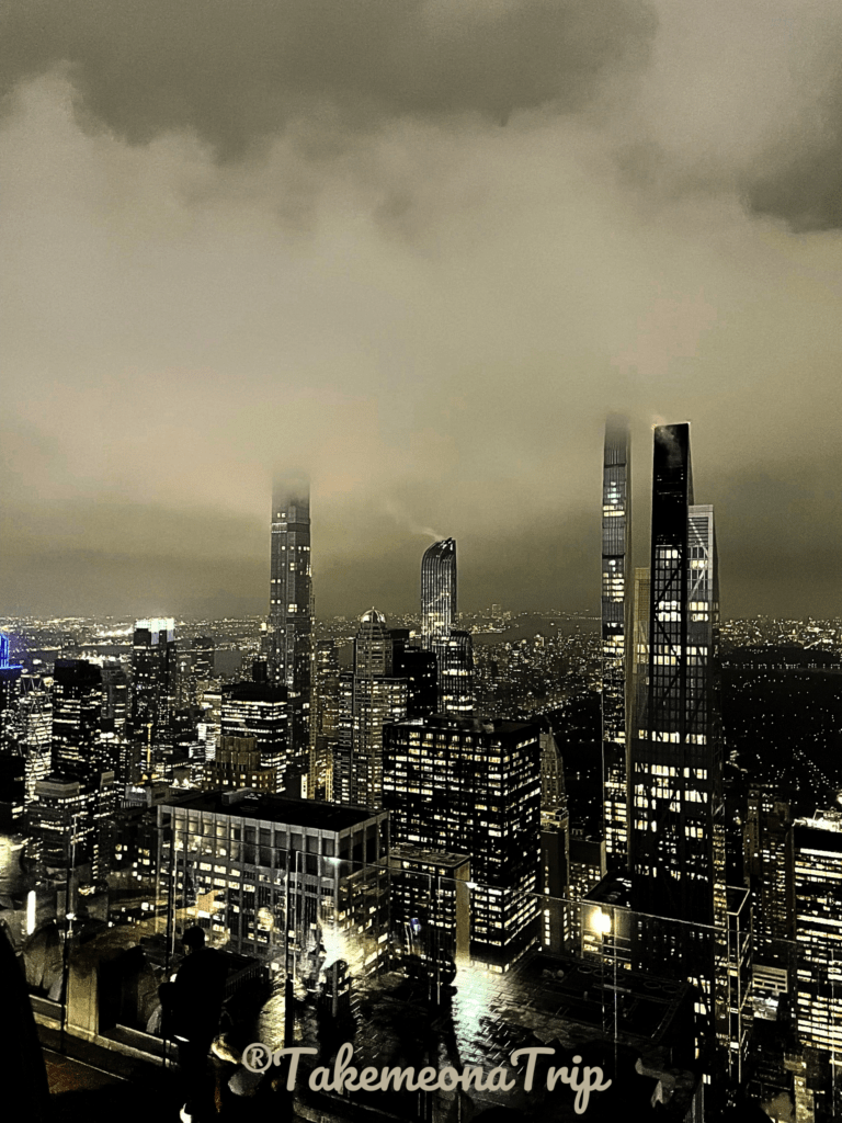 Grattacieli nella nebbia