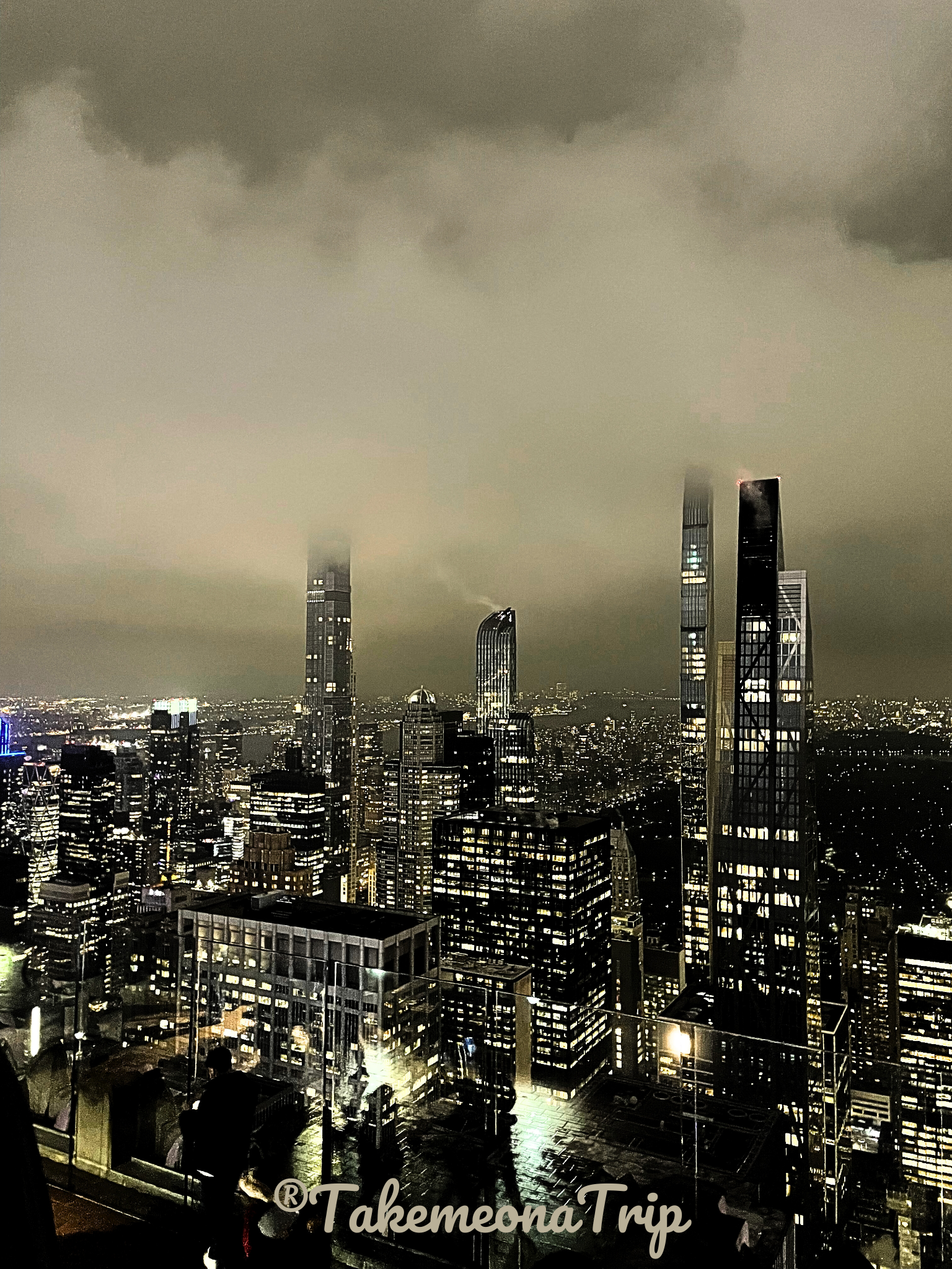 Grattacieli nella nebbia