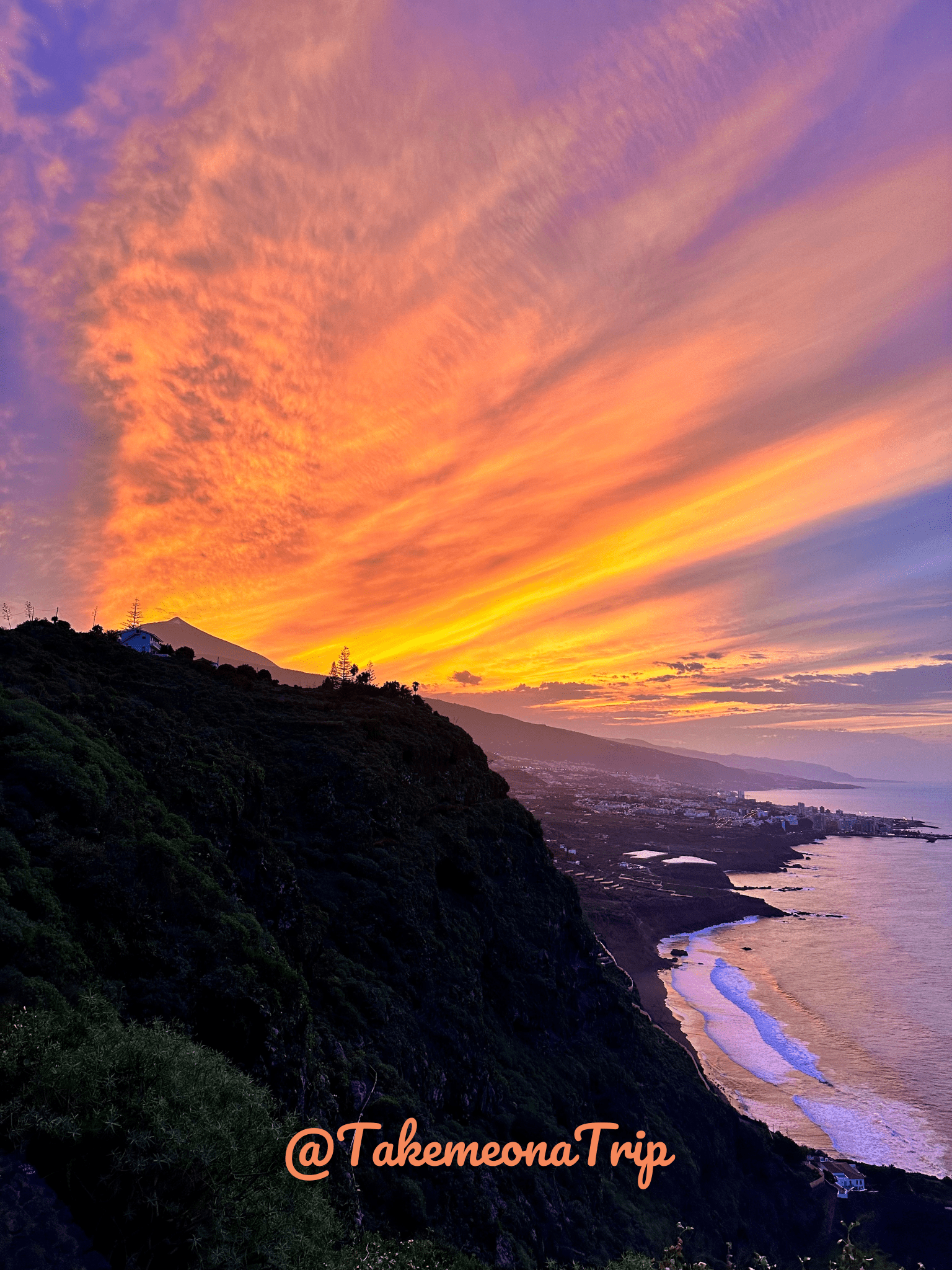 Tramonto spettacolare sui con il Vulcano Teide sullo sfondo