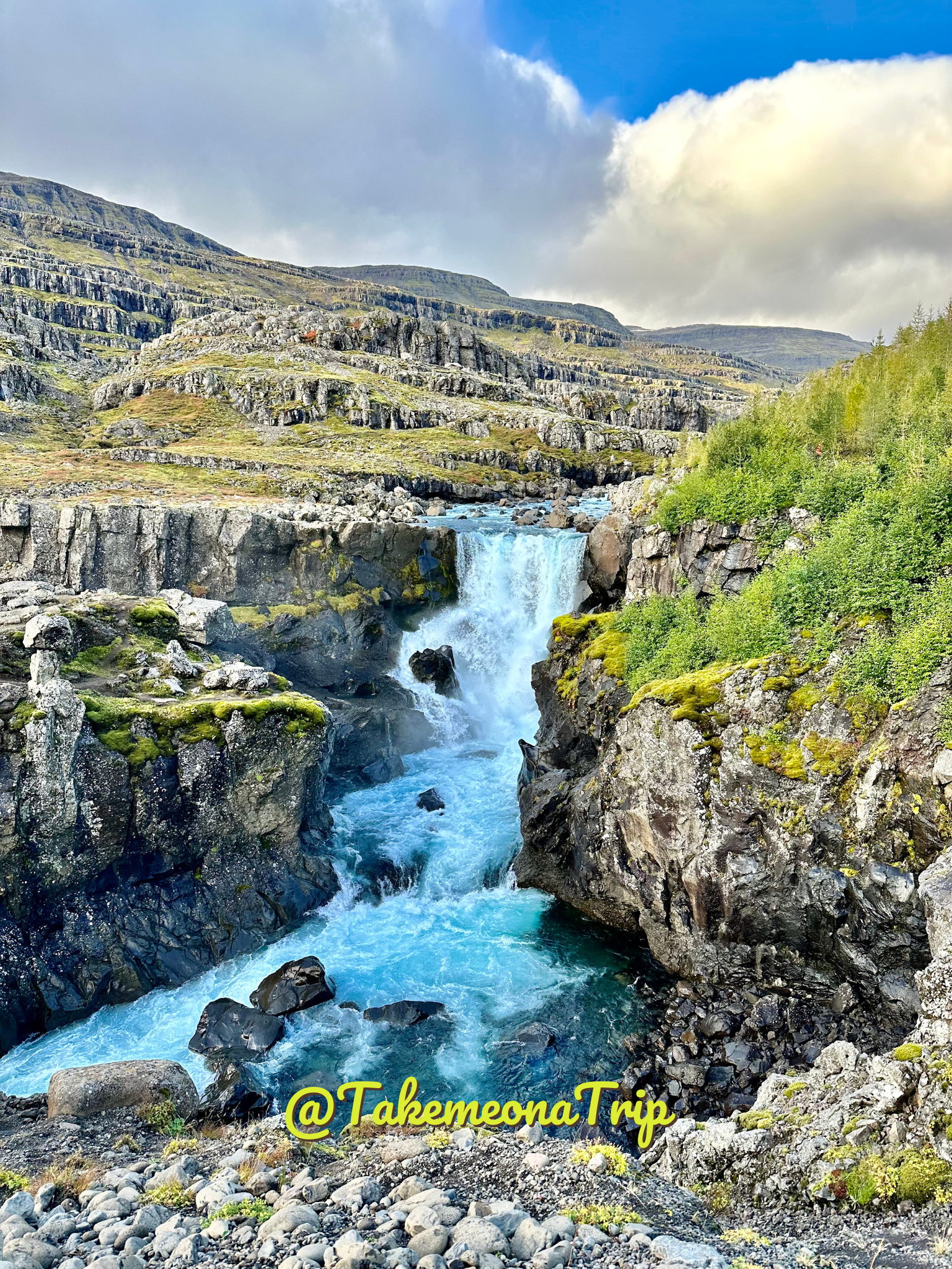 Vista frontale di Sveinsstekksfoss illuminata dal sole