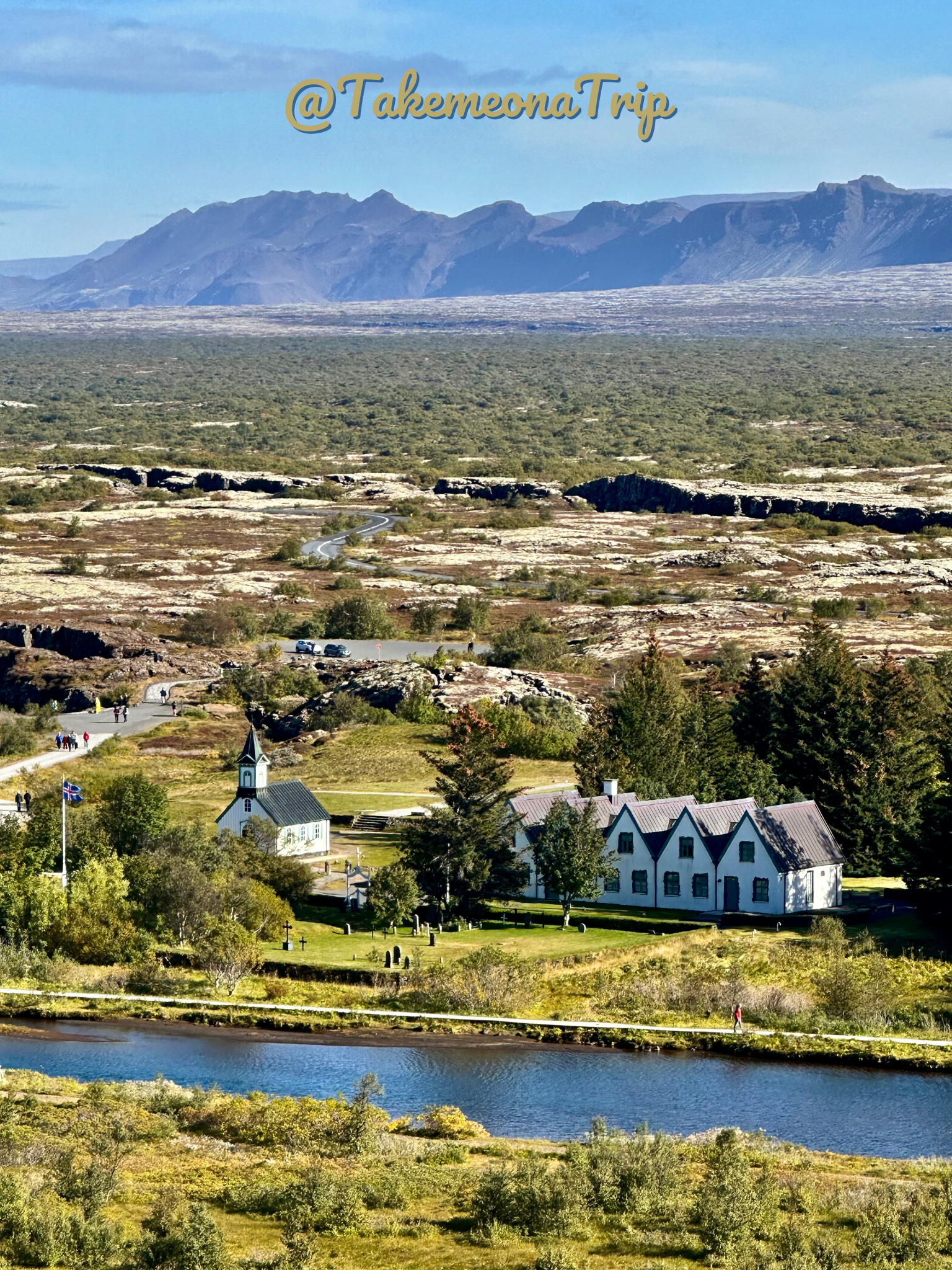 Vista panoramica del parco nazionale del Thingvellir, Islanda. Si vede la chiesetta, il fiume e la natura circostante.
